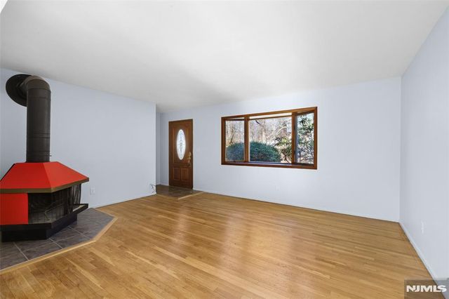 18 Kendall Drive, Ringwood, NJ 07456