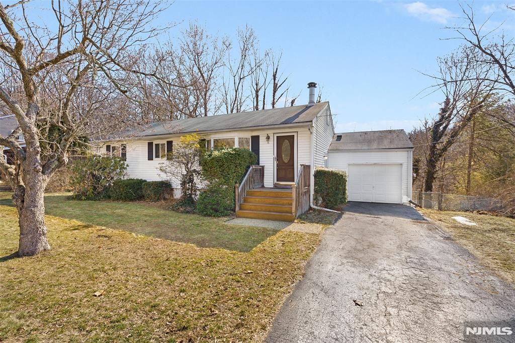 18 Kendall Drive, Ringwood, NJ 07456