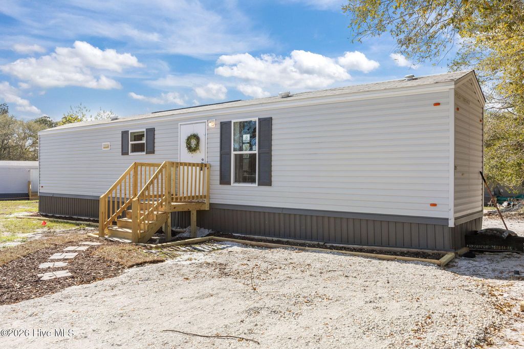 111 Woodpecker Road, Holly Ridge, NC 28445