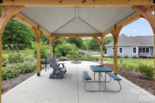 525 Byers Cove Road, Hendersonville, NC 28792