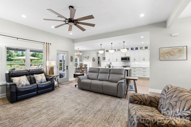 525 Byers Cove Road, Hendersonville, NC 28792