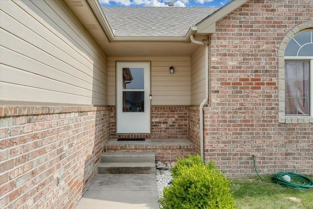 355 E Karla Ave, Haysville, KS 67060