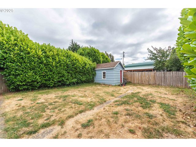 3236 SHERIDAN Ave, North Bend, OR 97459