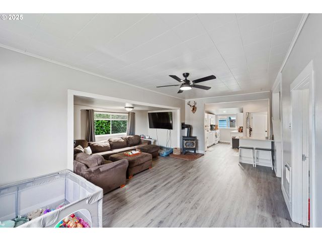 3236 SHERIDAN Ave, North Bend, OR 97459