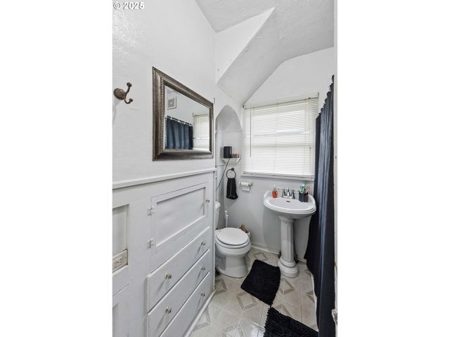 3236 SHERIDAN Ave, North Bend, OR 97459