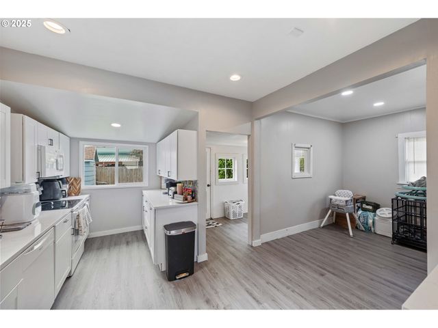 3236 SHERIDAN Ave, North Bend, OR 97459