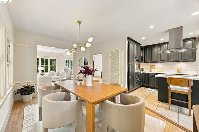 967 Grosvenor Place, Oakland, CA 94610
