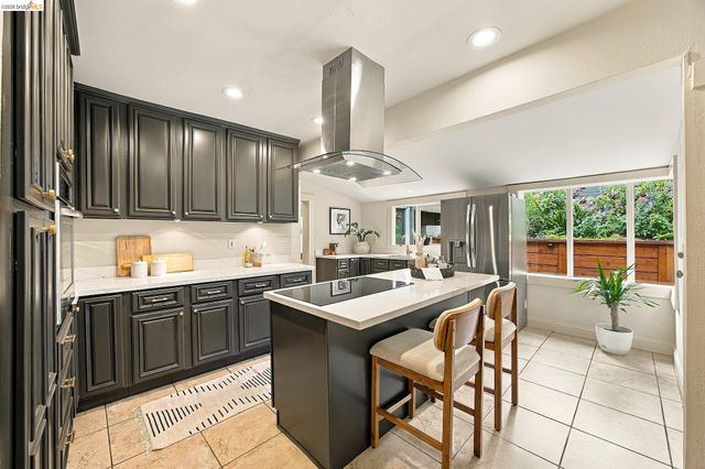 967 Grosvenor Place, Oakland, CA 94610