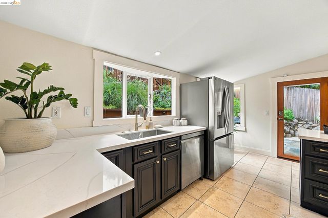 967 Grosvenor Place, Oakland, CA 94610