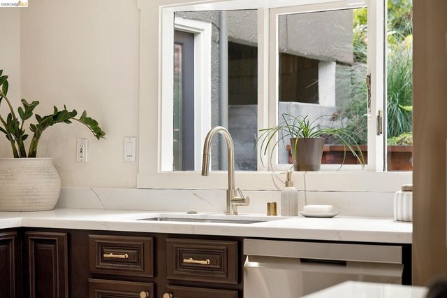 967 Grosvenor Place, Oakland, CA 94610