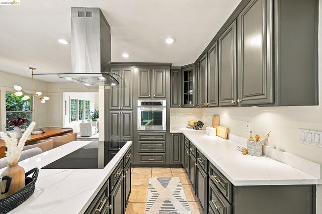 967 Grosvenor Place, Oakland, CA 94610