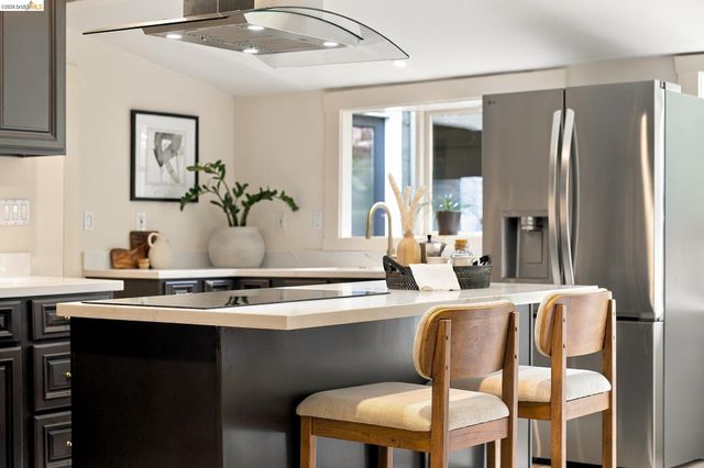 967 Grosvenor Place, Oakland, CA 94610