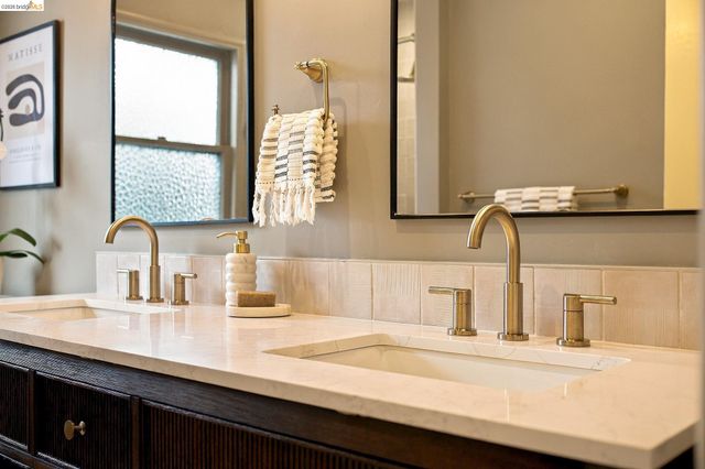 967 Grosvenor Place, Oakland, CA 94610