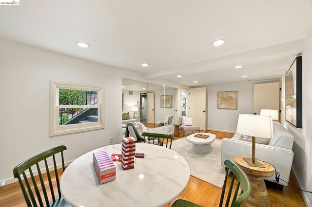 967 Grosvenor Place, Oakland, CA 94610