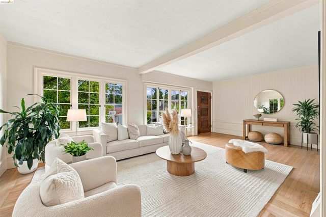 967 Grosvenor Place, Oakland, CA 94610