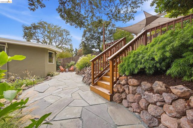 967 Grosvenor Place, Oakland, CA 94610