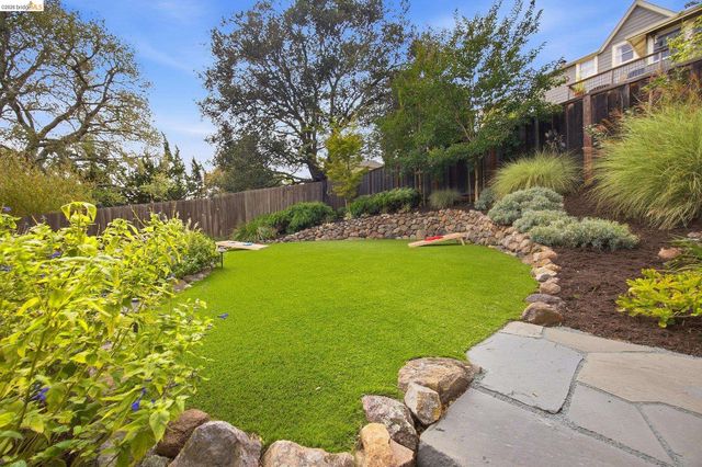 967 Grosvenor Place, Oakland, CA 94610