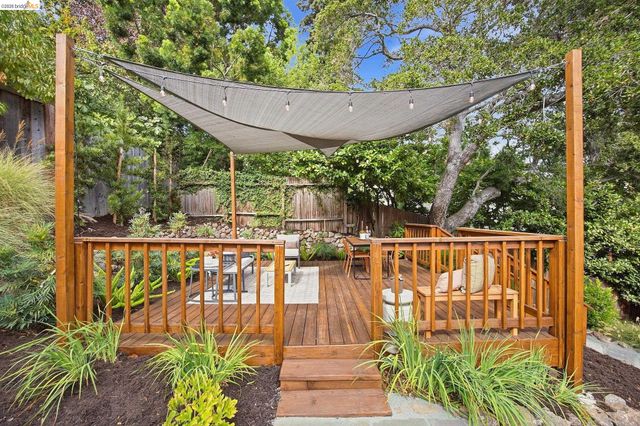 967 Grosvenor Place, Oakland, CA 94610
