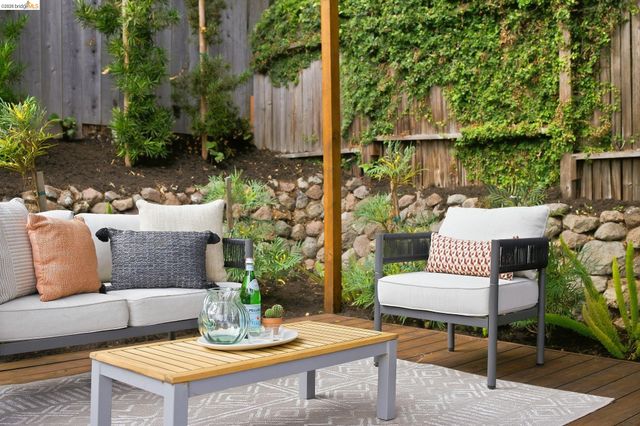 967 Grosvenor Place, Oakland, CA 94610