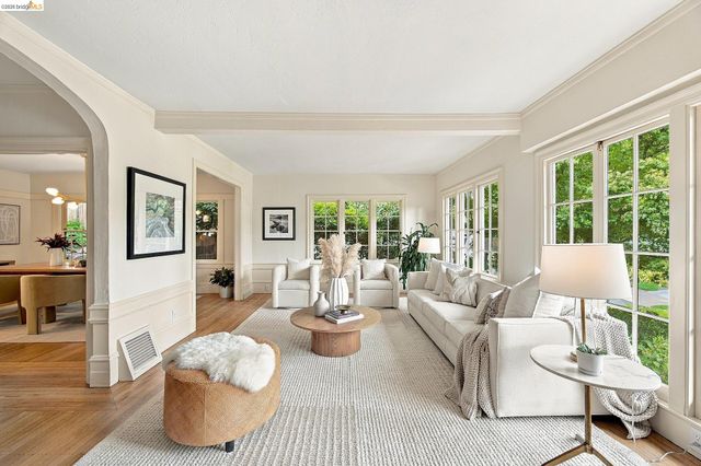 967 Grosvenor Place, Oakland, CA 94610