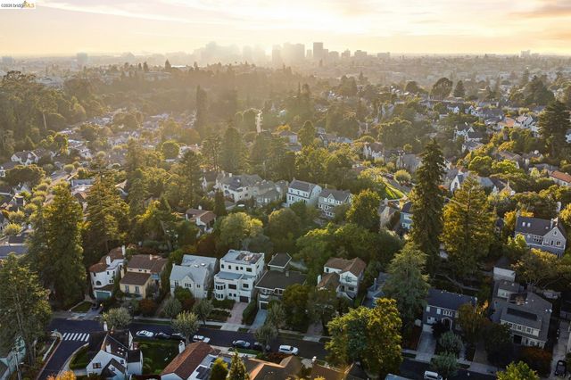 967 Grosvenor Place, Oakland, CA 94610