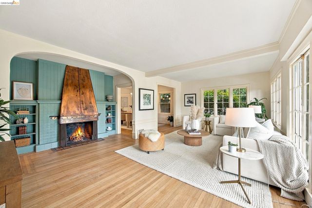 967 Grosvenor Place, Oakland, CA 94610
