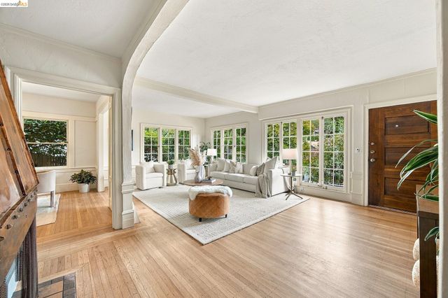 967 Grosvenor Place, Oakland, CA 94610