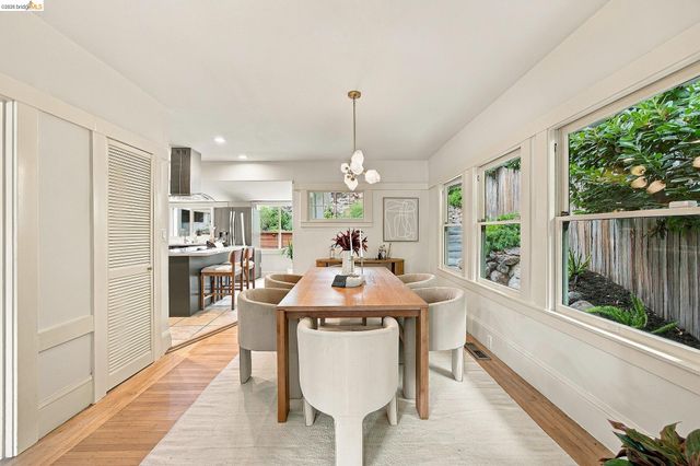 967 Grosvenor Place, Oakland, CA 94610