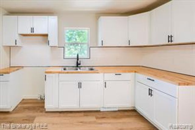 1401 Hillside Drive, Flint, MI 48532