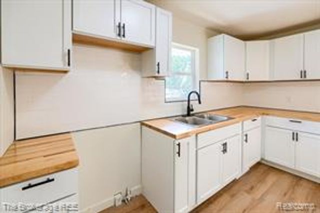 1401 Hillside Drive, Flint, MI 48532