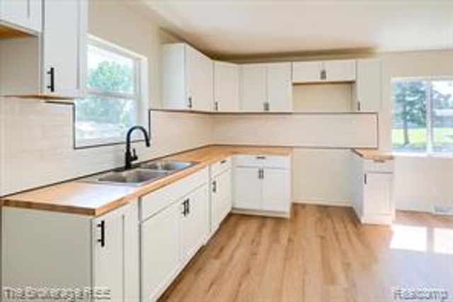 1401 Hillside Drive, Flint, MI 48532