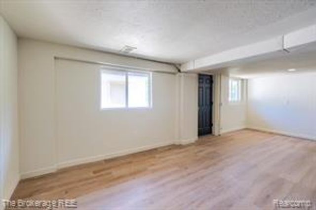 1401 Hillside Drive, Flint, MI 48532