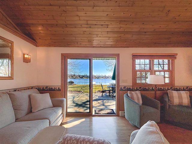 W336N6496 Lakeview DRIVE, Oconomowoc, WI 53066