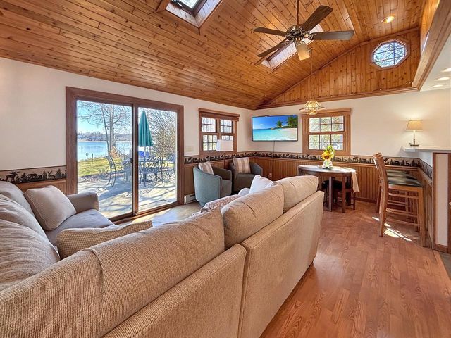 W336N6496 Lakeview DRIVE, Oconomowoc, WI 53066