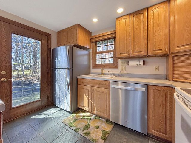 W336N6496 Lakeview DRIVE, Oconomowoc, WI 53066