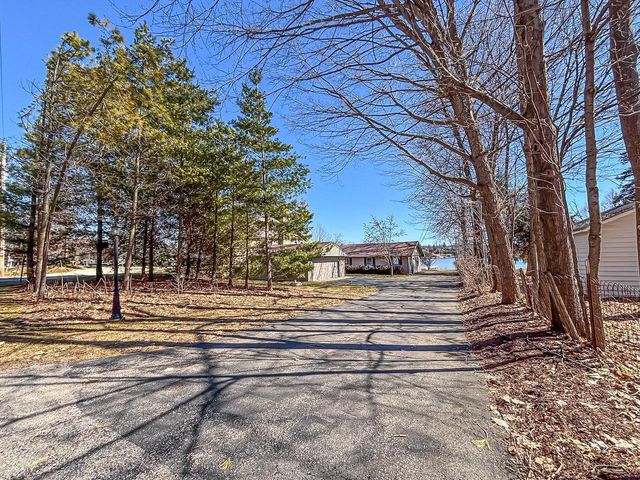 W336N6496 Lakeview DRIVE, Oconomowoc, WI 53066