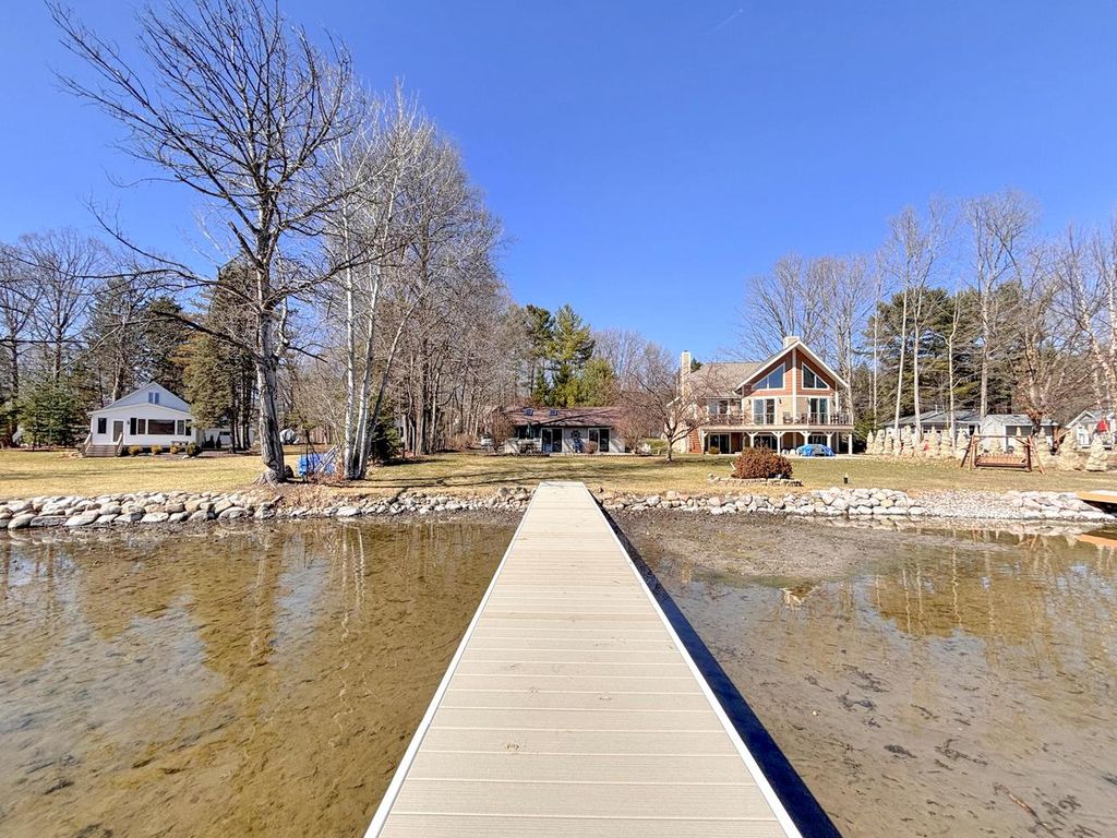 W336N6496 Lakeview DRIVE, Oconomowoc, WI 53066