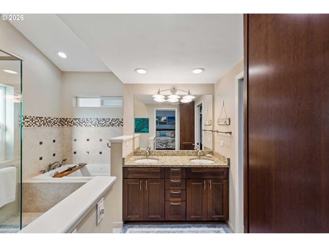 2058 Cedar Ct, North Bend, OR 97459