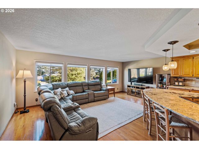 2058 Cedar Ct, North Bend, OR 97459