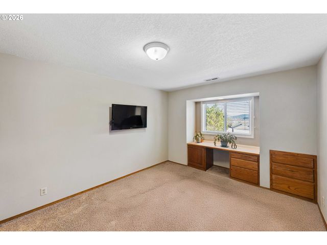 2058 Cedar Ct, North Bend, OR 97459