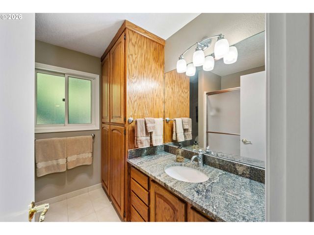 2058 Cedar Ct, North Bend, OR 97459