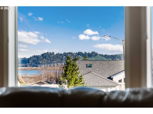 2058 Cedar Ct, North Bend, OR 97459