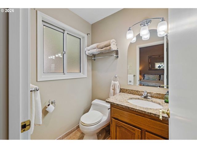 2058 Cedar Ct, North Bend, OR 97459