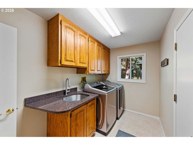 2058 Cedar Ct, North Bend, OR 97459