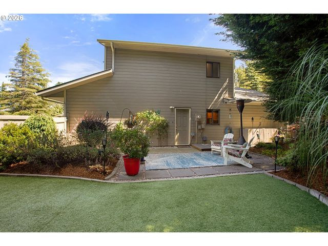 2058 Cedar Ct, North Bend, OR 97459