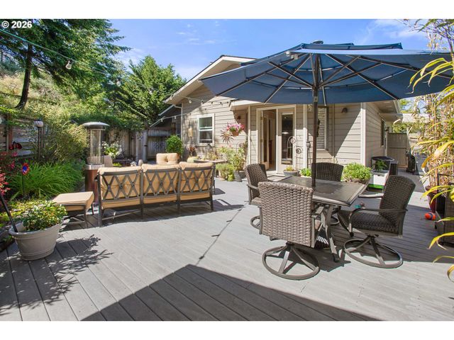 2058 Cedar Ct, North Bend, OR 97459