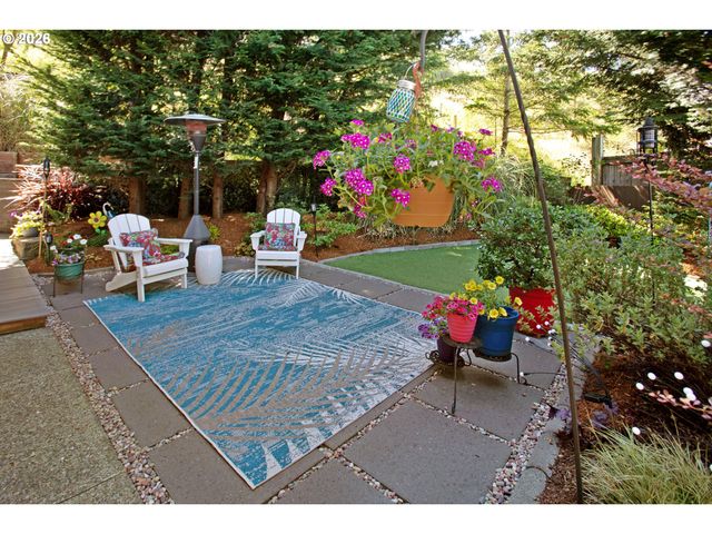 2058 Cedar Ct, North Bend, OR 97459