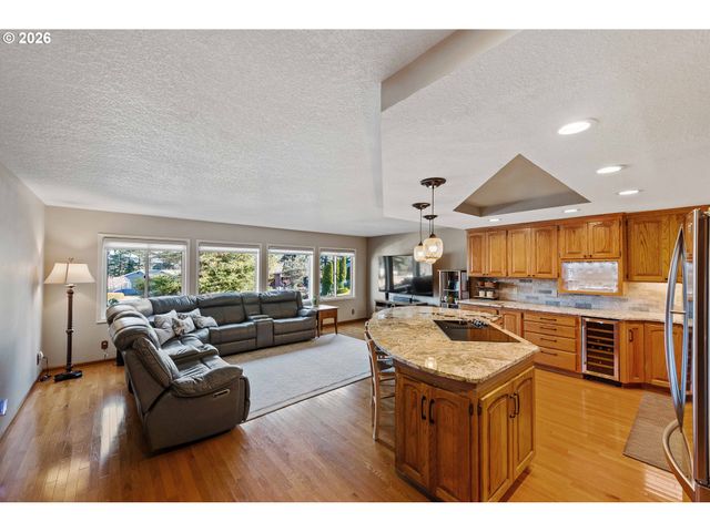 2058 Cedar Ct, North Bend, OR 97459