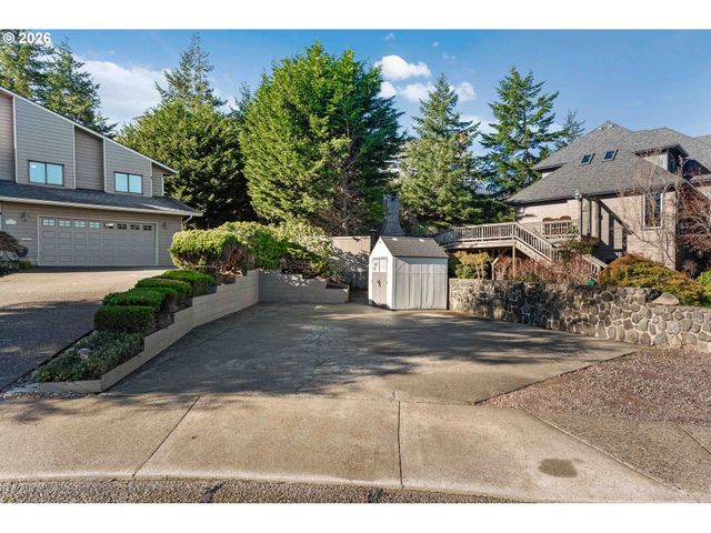 2058 Cedar Ct, North Bend, OR 97459