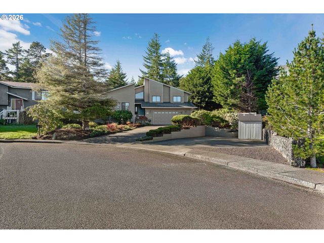 2058 Cedar Ct, North Bend, OR 97459
